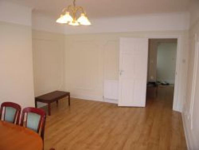 			VIEWINGS ARE HIGHLY RECOMMENDED!, 3 Bedroom, 1 bath, 1 reception Flat			 Leeside Crescent, GOLDERS GREEN NW11